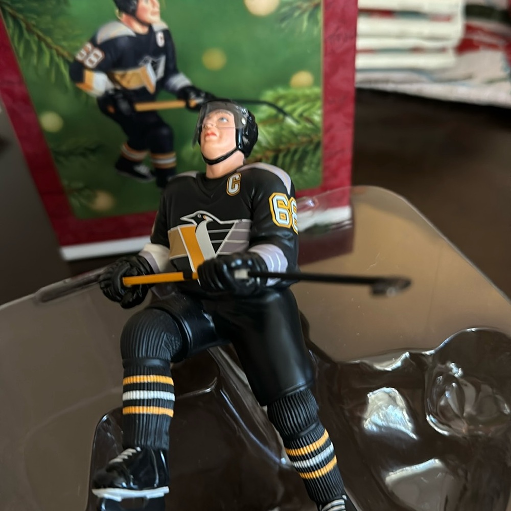 Hallmark Jaromir Jagr 2001 ornament, 5th in series